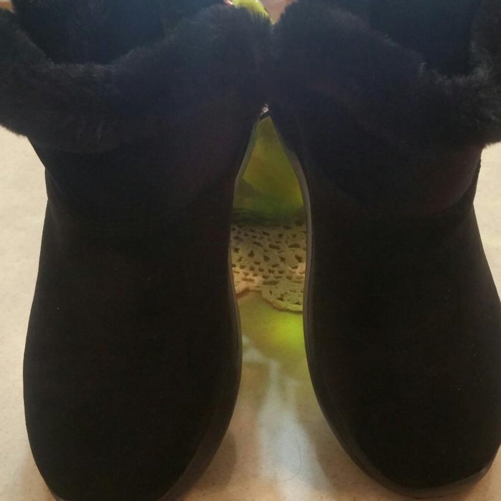 Skechers GOWalk So Soft Velvet Chugga Boots, 6W